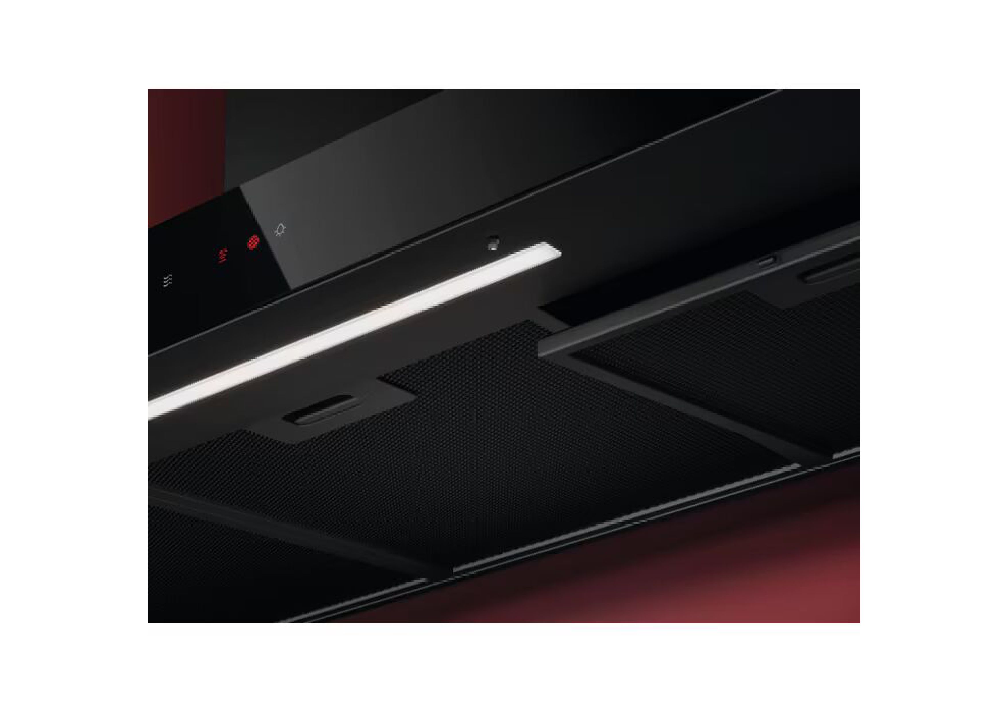 Extreme Nahaufnahme der Unterseite der AEG Dunstabzugshaube, die die LED-Lichtleiste und die Fettfilterstruktur zeigt.