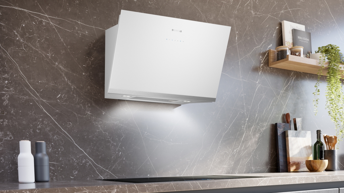 Seitliche Perspektive der in der Küche montierten Haube, die das platzsparende, schräge Design hervorhebt.