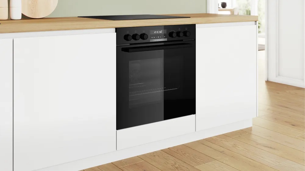 Bosch HND679LS62 Standherd in einer modernen Küche mit geschlossener Backofentür, perfekt in das Küchendesign eingefügt.