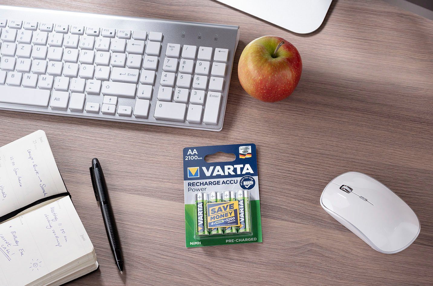 Varta AAA Recharge Accu 800 Batterien in Blisterverpackung liegend auf Holztisch