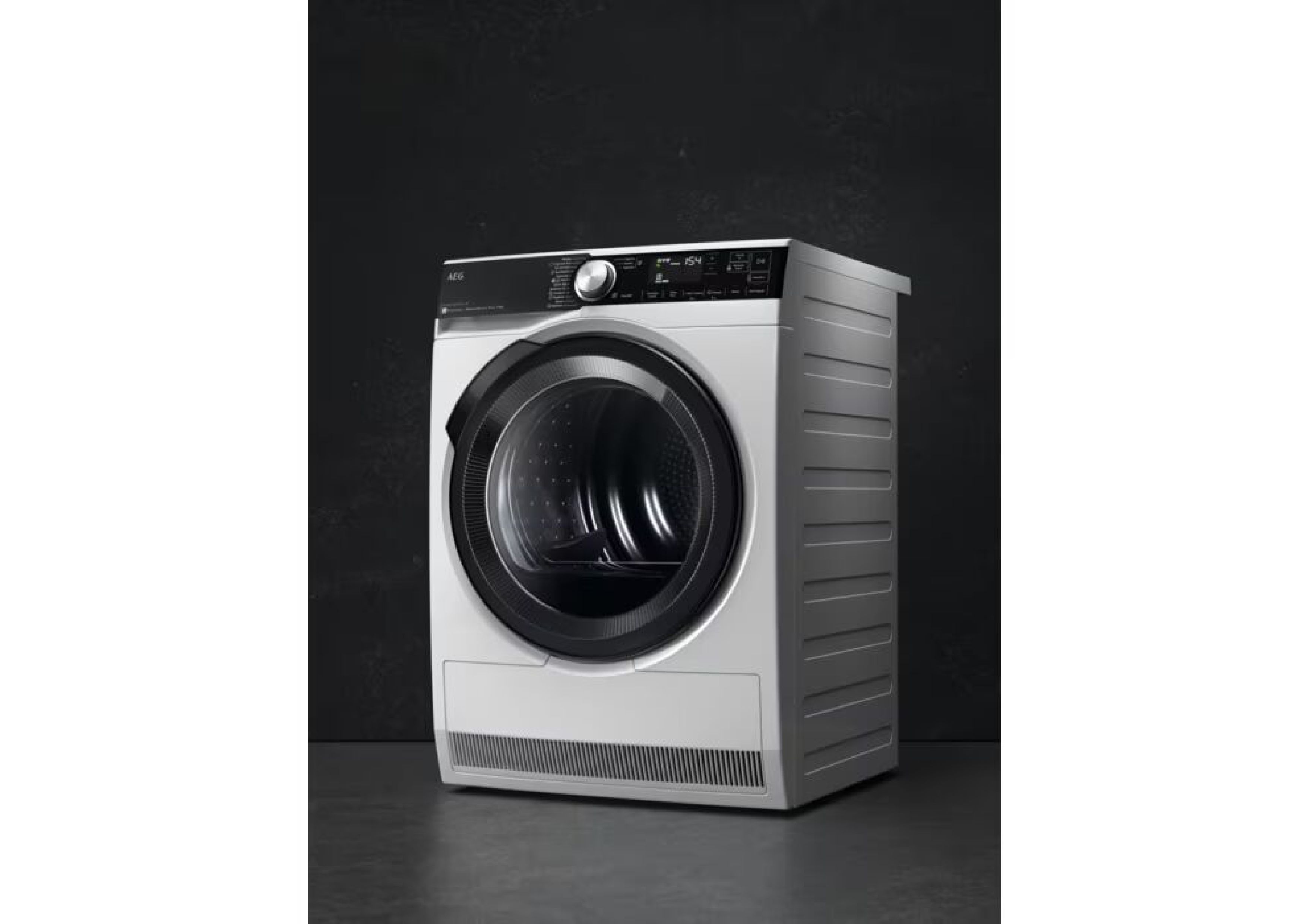Perspektivische Seitenansicht eines freistehenden weißen AEG Wäschetrockners vor einem dunklen Hintergrund.