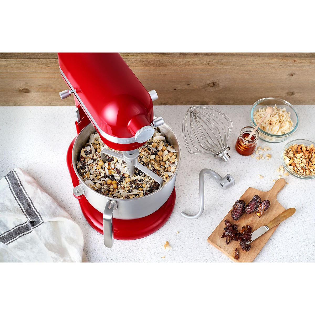 Großzügige Kapazität für alle Aufgaben KitchenAid 5KSM70JPXEER auf Küchentisch mit Zutaten