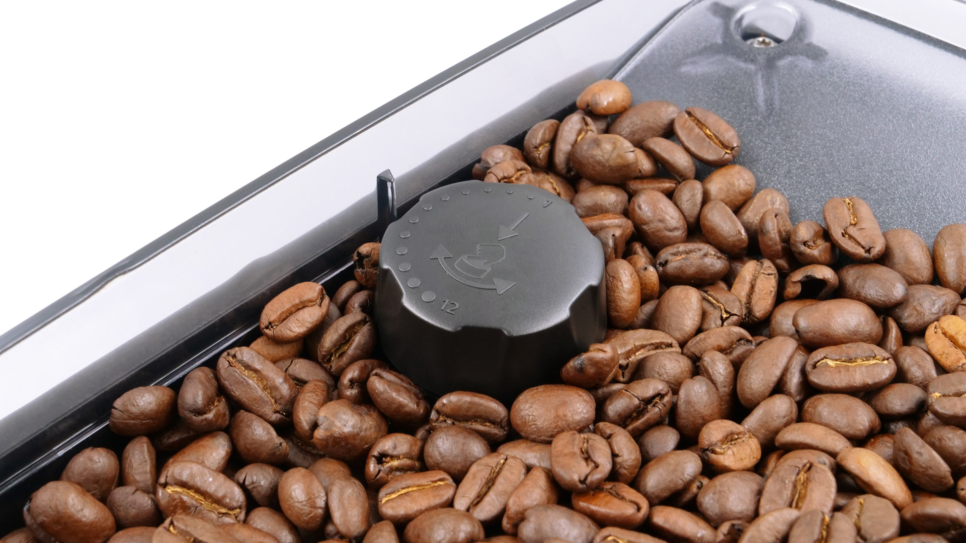 Philips EP5547/90 Series 5500 Bohnenbehälter wird befüllt