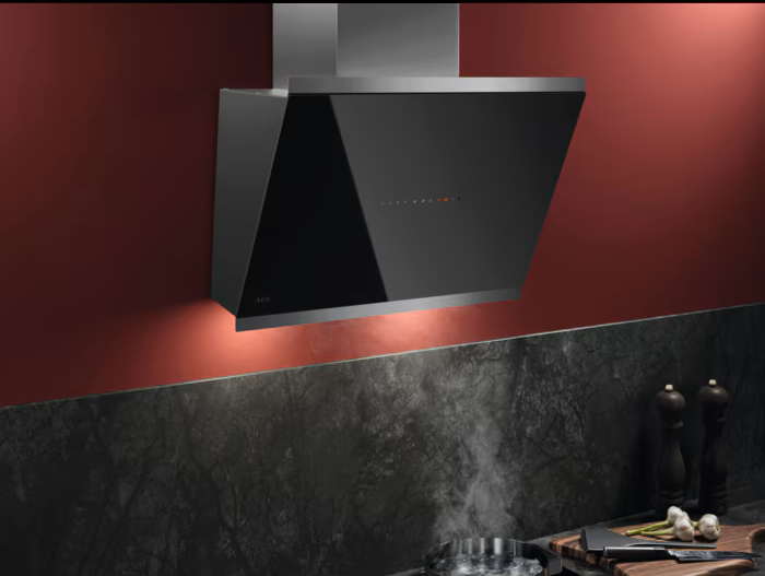 Frontansicht der AEG GV77D61SL 7000 SilenceTech Wandhaube in Schwarz