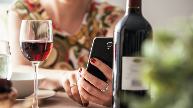Smarte hOn App Steuerung und Wine Lens Funktion auf einem Smartphone