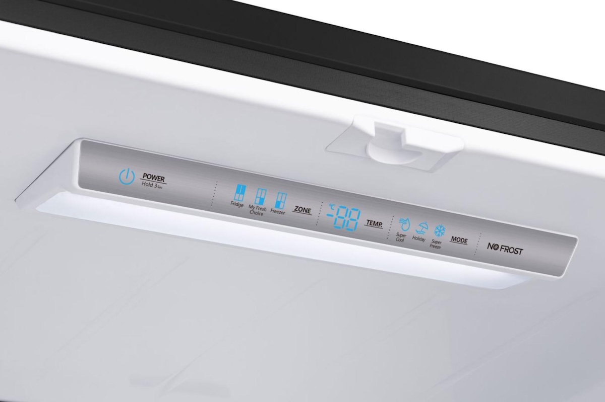 Digitales Touch-Display an der Tür zur Steuerung von Temperatur und Modi