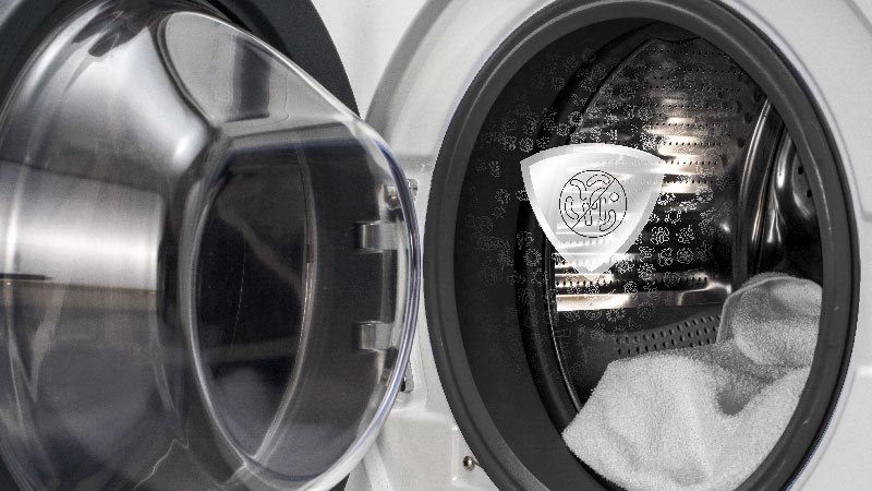Haier HW50-BP12307: Antibakterielle Technologie (ABT®) für Hygiene-Plus Nahaufnahme der Haier Waschmaschinentür mit sichtbarer ABT®-Manschette