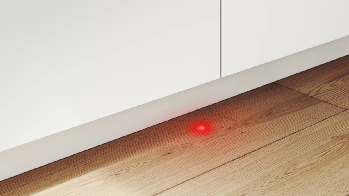 NEFF S155EVX04E InfoLight – roter Lichtpunkt auf Küchenboden zeigt aktiven Spülbetrieb an