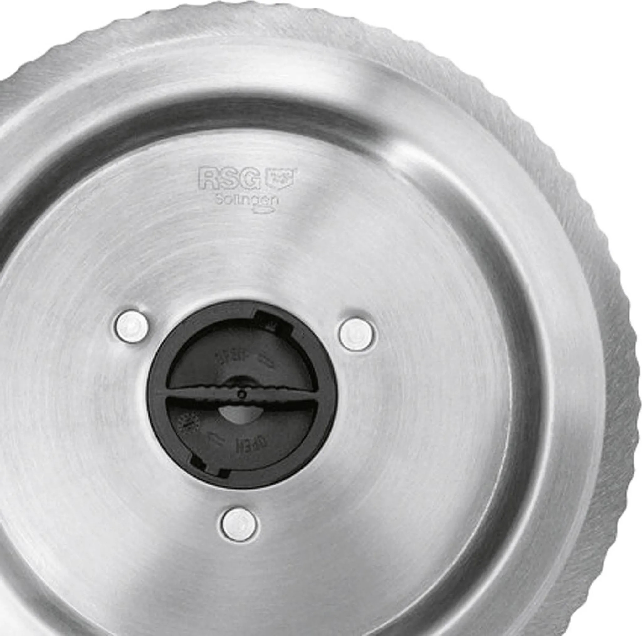 Nahaufnahme des Wellenschliffmessers ideal für Brot und Krusten, "RSG Solingen" Gravur sichtbar