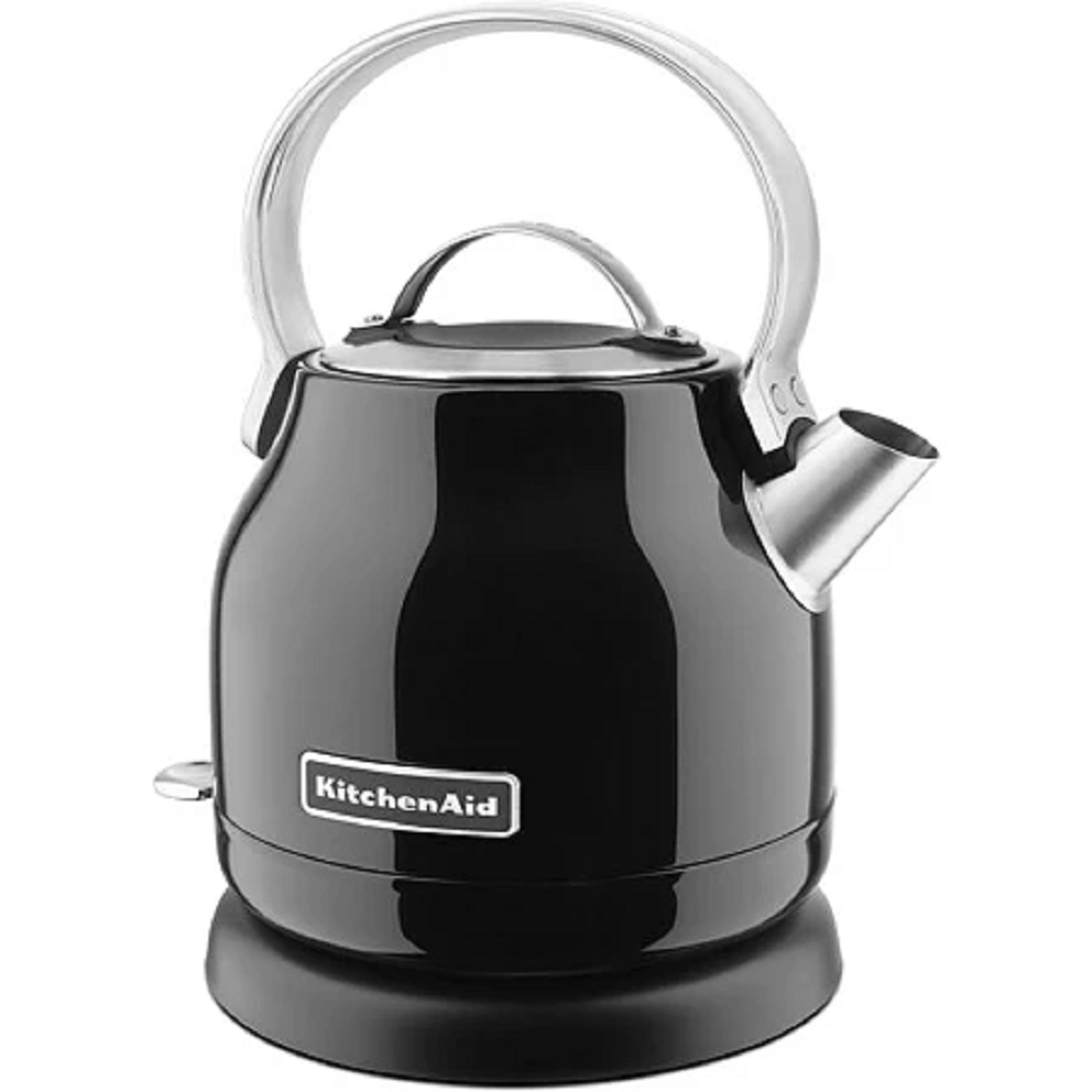 Seitliche Ansicht des KitchenAid Wasserkochers 5KEK1222EOB in Onyx-Schwarz mit Aluminiumgriff und LED-Ein-/Ausschalter.
