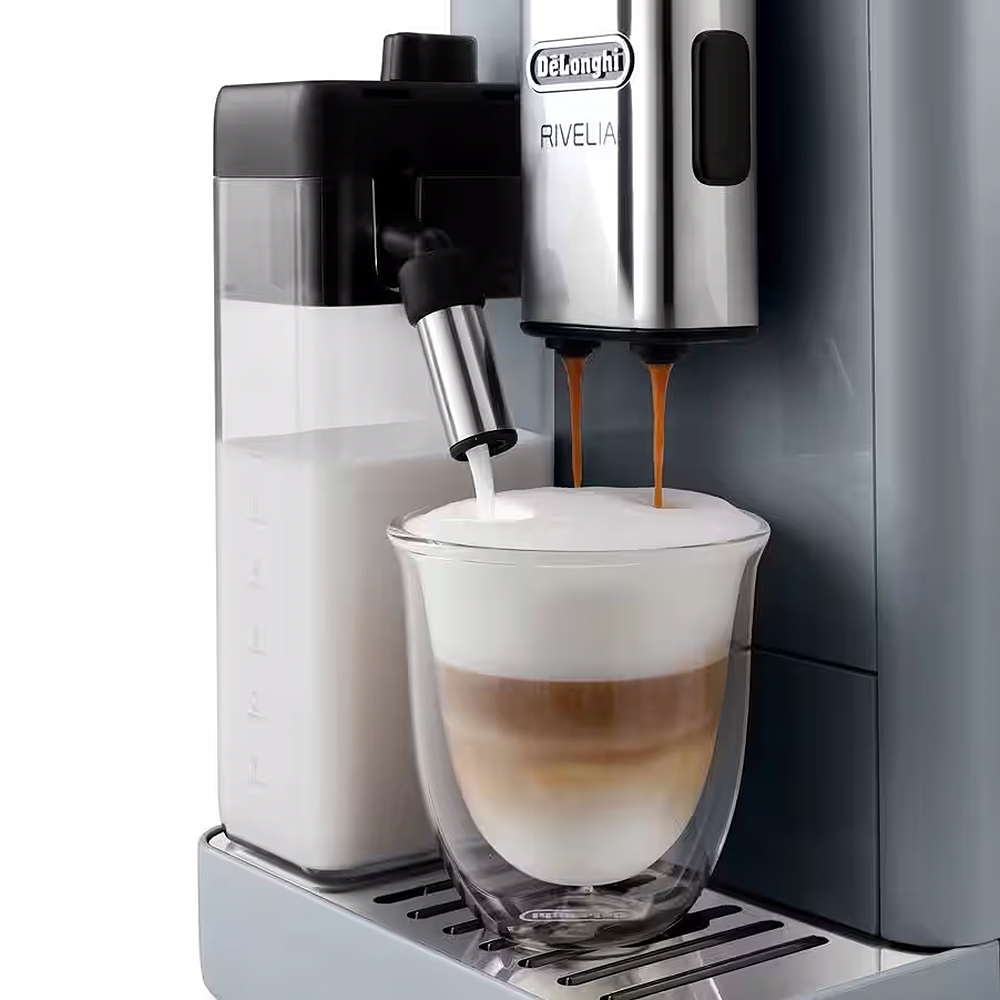 Vielseitige Kaffeevariationen mit integriertem Milchaufschäumer De’Longhi EXAM440.55.G Rivelia auf Küchentisch mit Kaffeevariationen