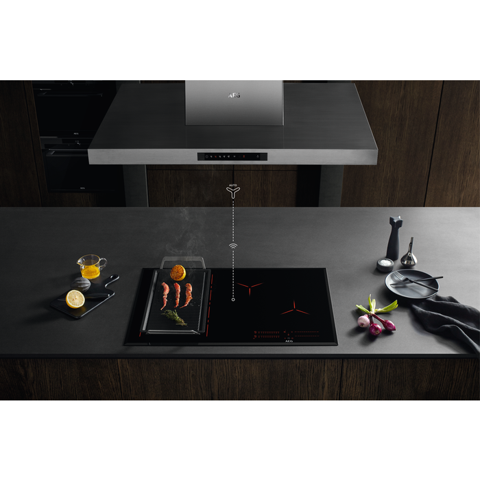 Großzügige 80cm Breite: Maximale Fläche für vielseitiges Kochen und Platz für mehrere Töpfe gleichzeitig.