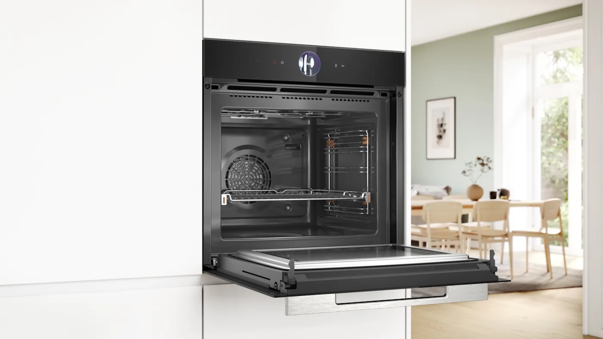 Bosch HMG776NB1 Serie 8 Einbau-Backofen mit Mikrowelle in Schwarz – Frontansicht mit digitalem Bedienring