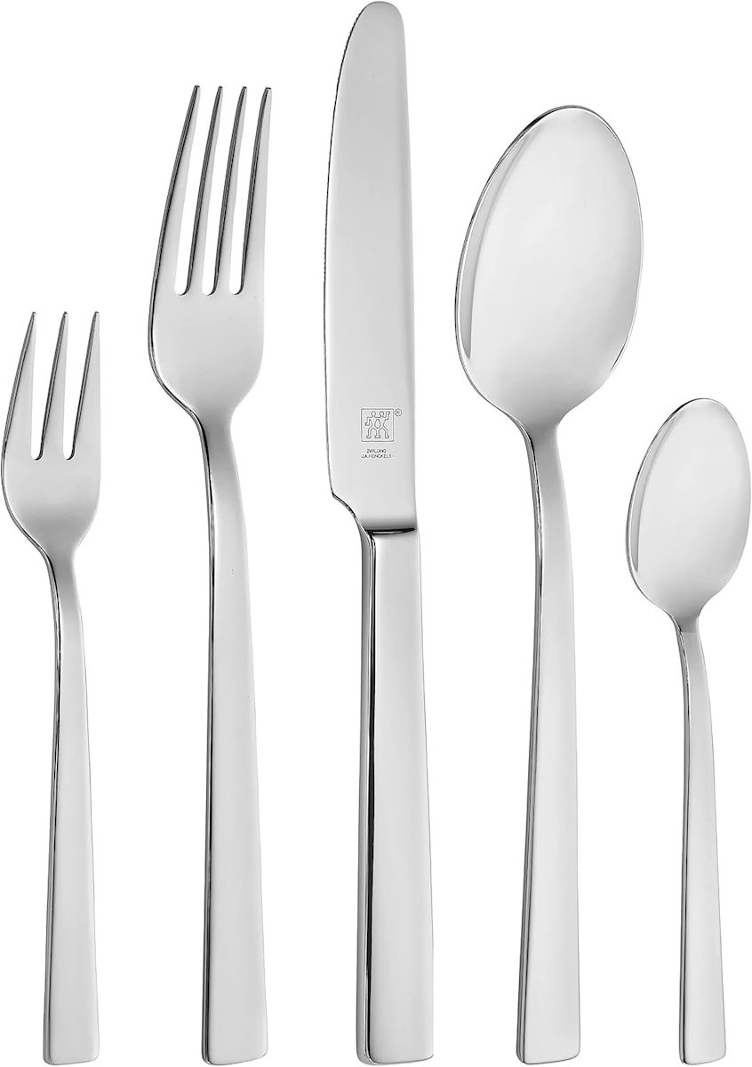 ZWILLING King 60-teiliges Besteckset – Komplettansicht Das komplette ZWILLING King 60-teilige Edelstahl Besteckset, übersichtlich arrangiert, inklusive 12 Messer, 12 Gabeln, 12 Löffel, 12 Teelöffel und 12 Kuchengabeln.