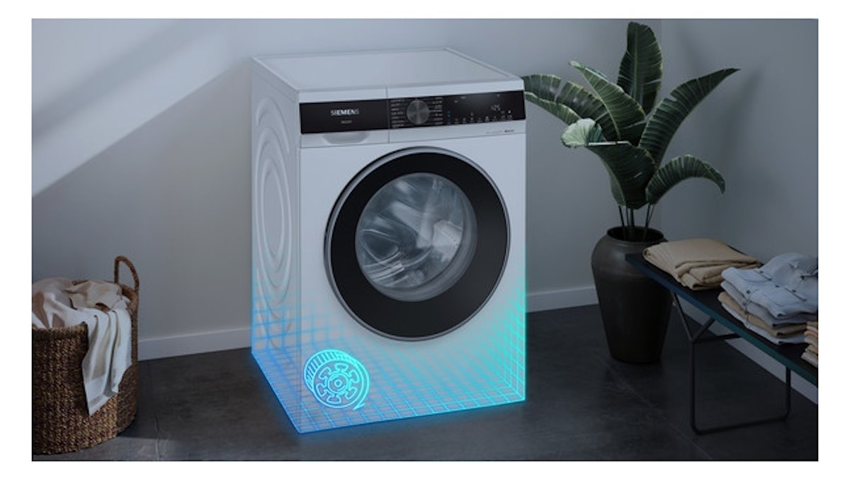 Siemens WM14N0G4 Waschmaschine in einem modernen Badezimmer, eingebaut in eine Wandnische.