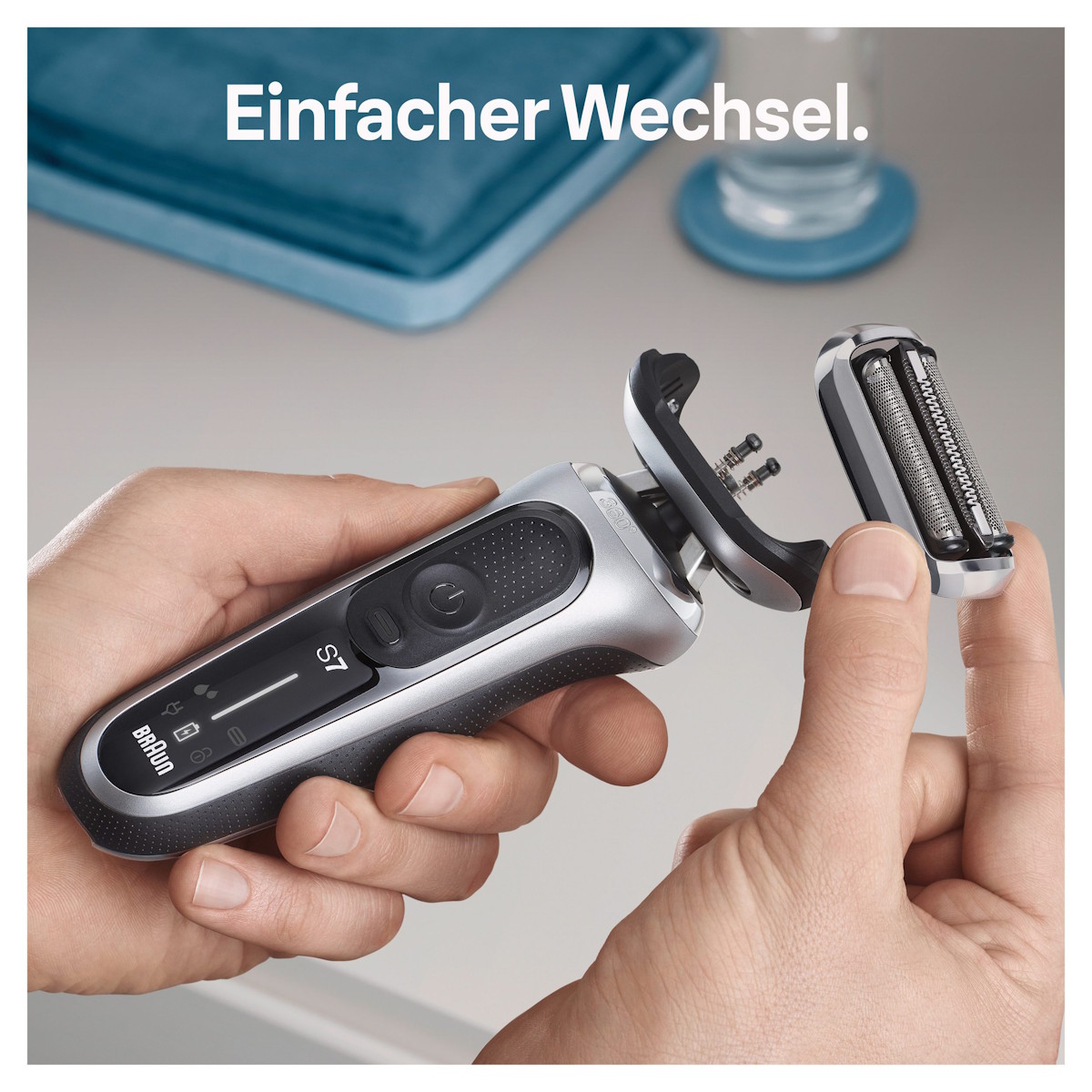 Darstellung des einfachen Klick-Mechanismus zum Austausch des Scherkopfes am Rasierer.