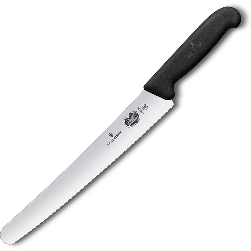 Nahaufnahme des 26 cm Wellenschliffs der Victorinox Klinge.