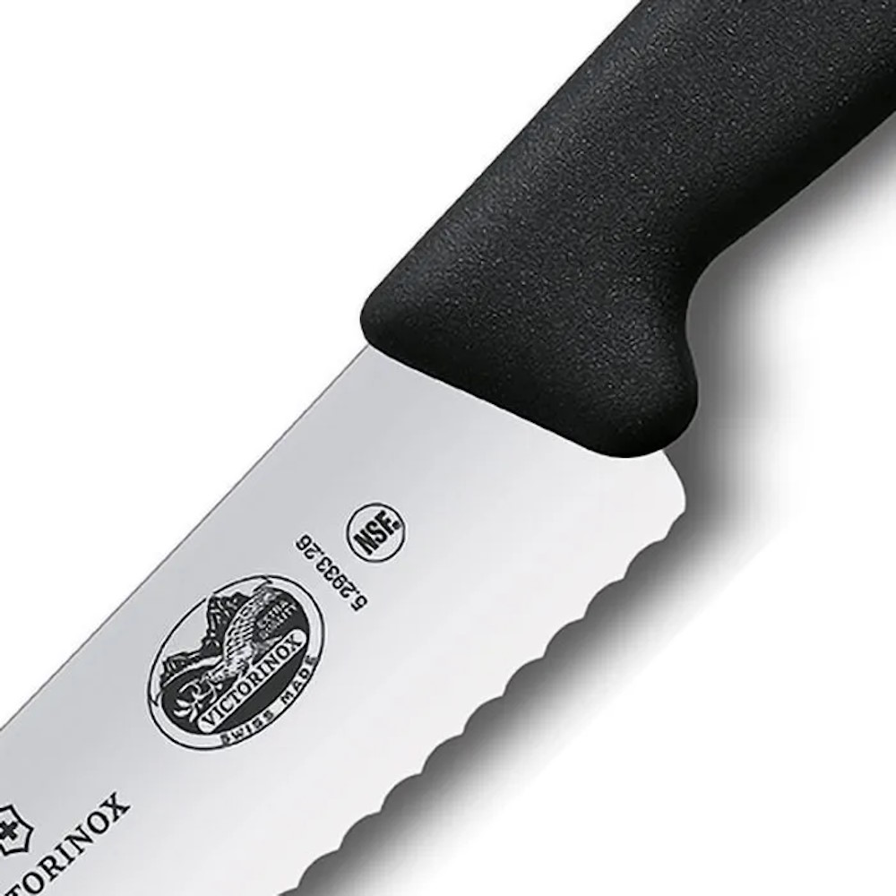 Detailansicht des Victorinox Fibrox Griffs und der Klingenbeschriftung