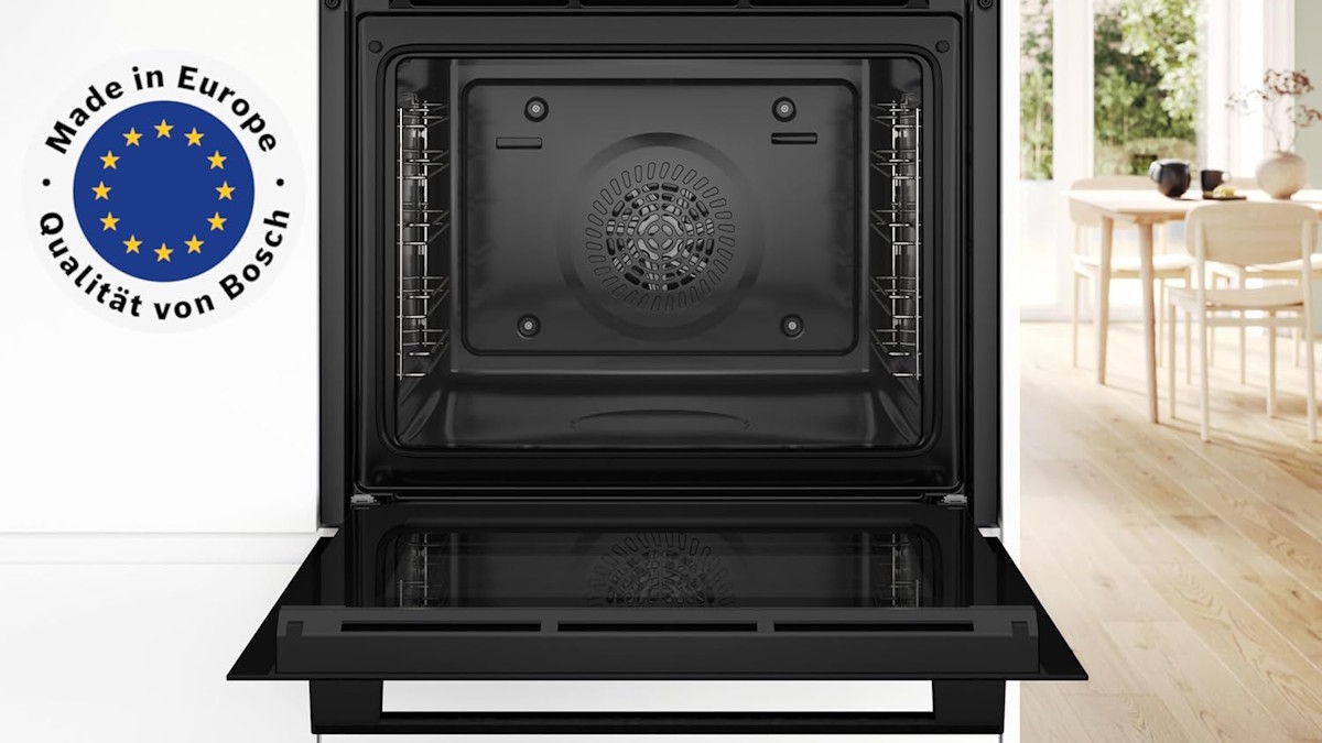 Geöffneter 71-Liter-Garraum mit Einhängegittern und grauer Emaille-Beschichtung.