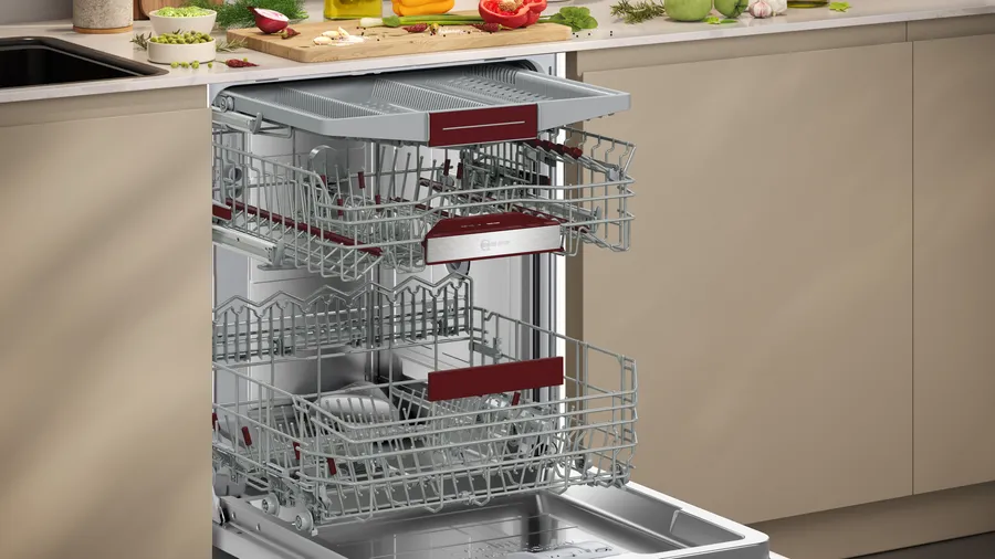 The NEFF S147ZCS35E is a semi-integrated dishwasher with Zeolith® drying and Home Connect. It has a width of 60 cm and a capacity of 14 place settings.