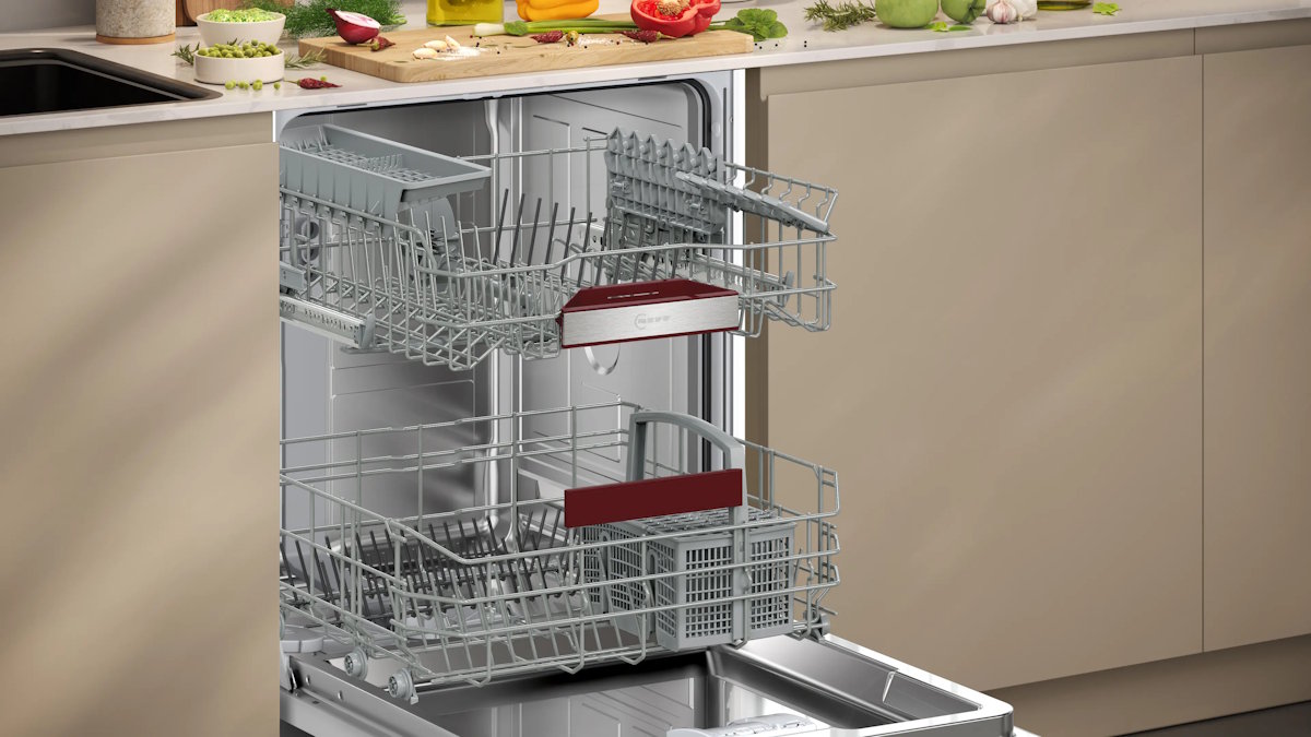 Neff S175EAX16E mit geöffneter Tür, Blick auf Edelstahl-Innenbehälter, Flex-Korbsystem mit Klappstacheln und Tassenablagen im Oberkorb