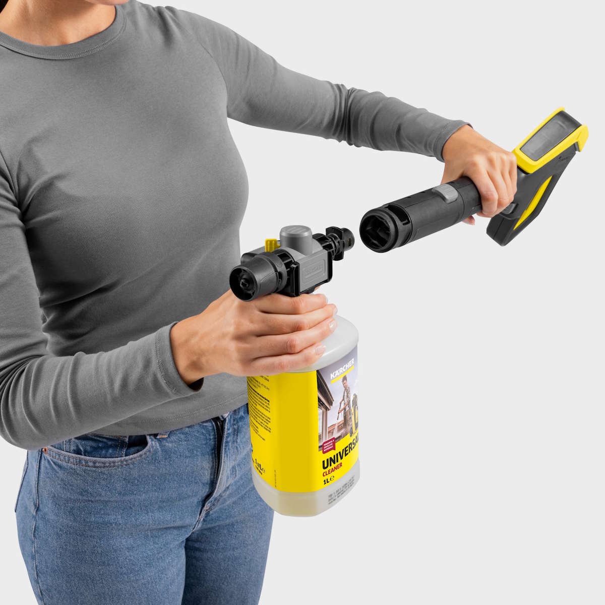 Nahaufnahme der Oberseite des Hochdruckreinigers beim Einsetzen einer Kärcher Reinigungsmittelflasche in das Plug 'n' Clean System.