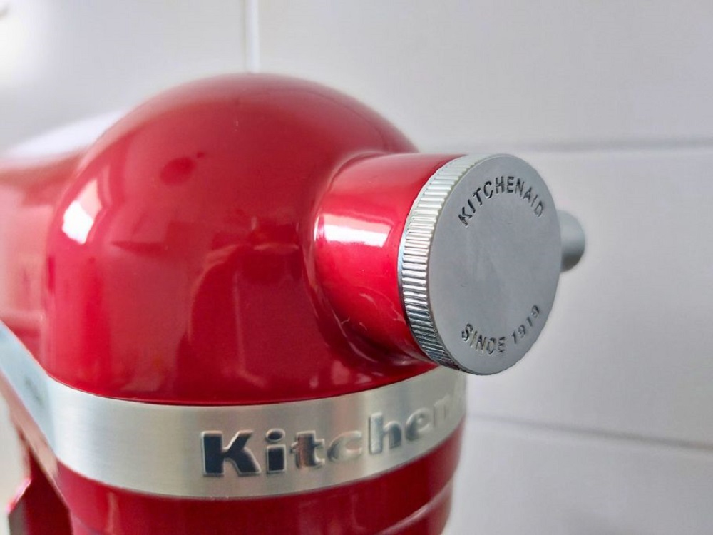 Vielseitige Anschlussmöglichkeiten für Zubehör KitchenAid 5KSM70JPXEER Nahaufnahme Zubehöranschluss