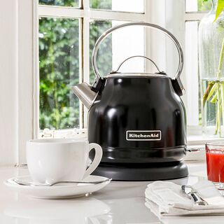 Wasserkocher auf Küchentisch KitchenAid 5KEK1222EOB Wasserkocher auf einem Küchentisch