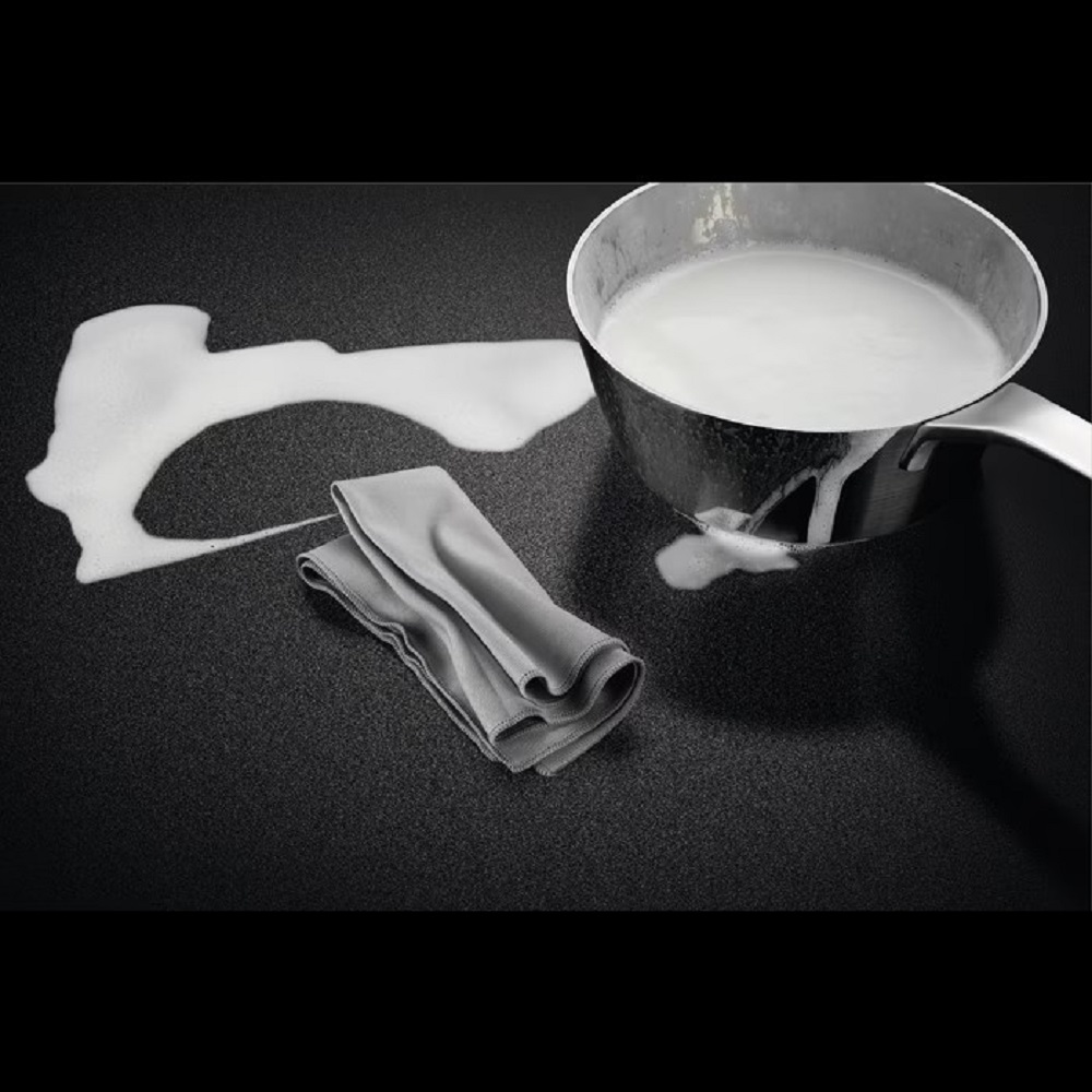 A cloth cleaning boiled-over milk from the scratch-resistant SaphirMatt surface