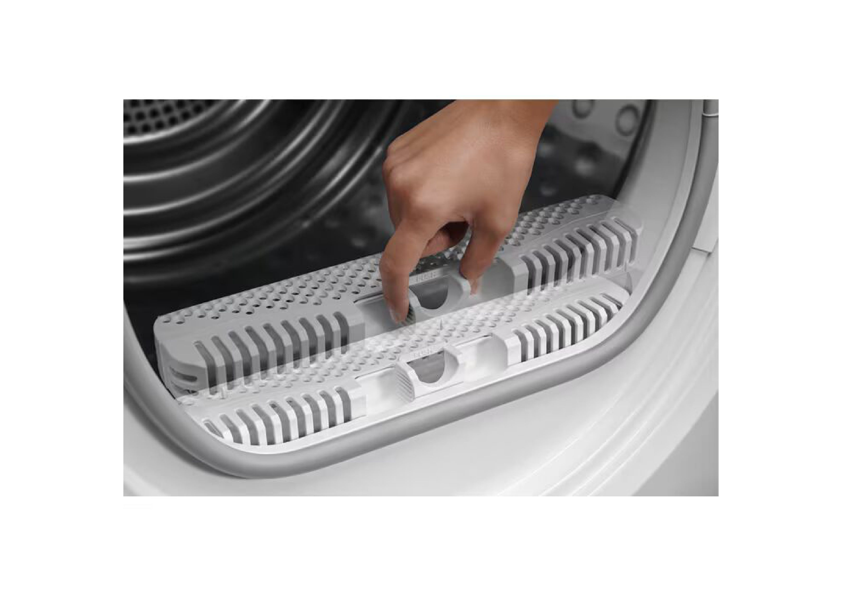 Eine Hand entnimmt das doppelwändige ÖKOFlow-Filtersystem aus der Türöffnung eines AEG Wäschetrockners.