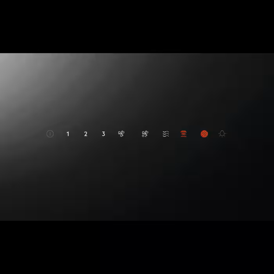 Nahaufnahme der schwarzen Glasfront mit dem AEG-Logo und der Touch-Bedienung