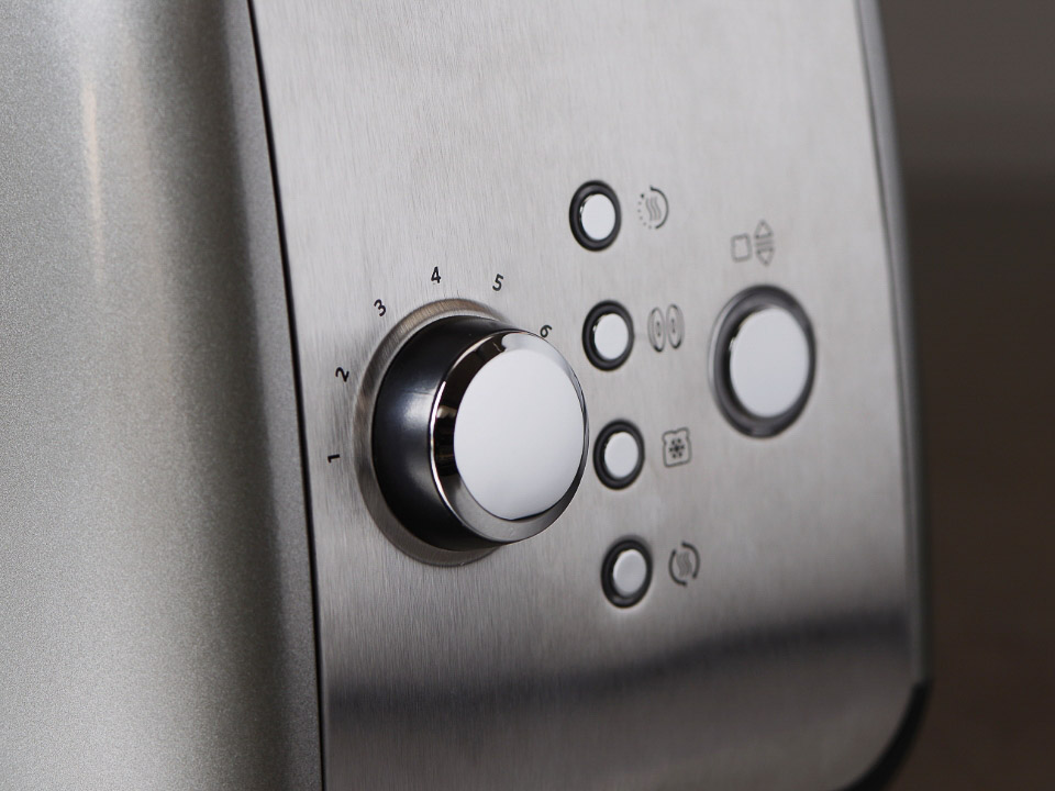 Bedienfeld des KitchenAid Classic Toasters mit 5 Bräunungsstufen und Starttaste