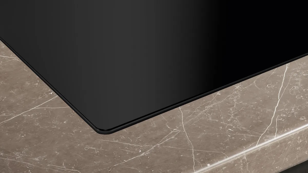 The cooktop with activated FlexInduction zonDas Kochfeld mit aktivierter FlexInduction-Zone für großes Kochgeschirre for large cookware