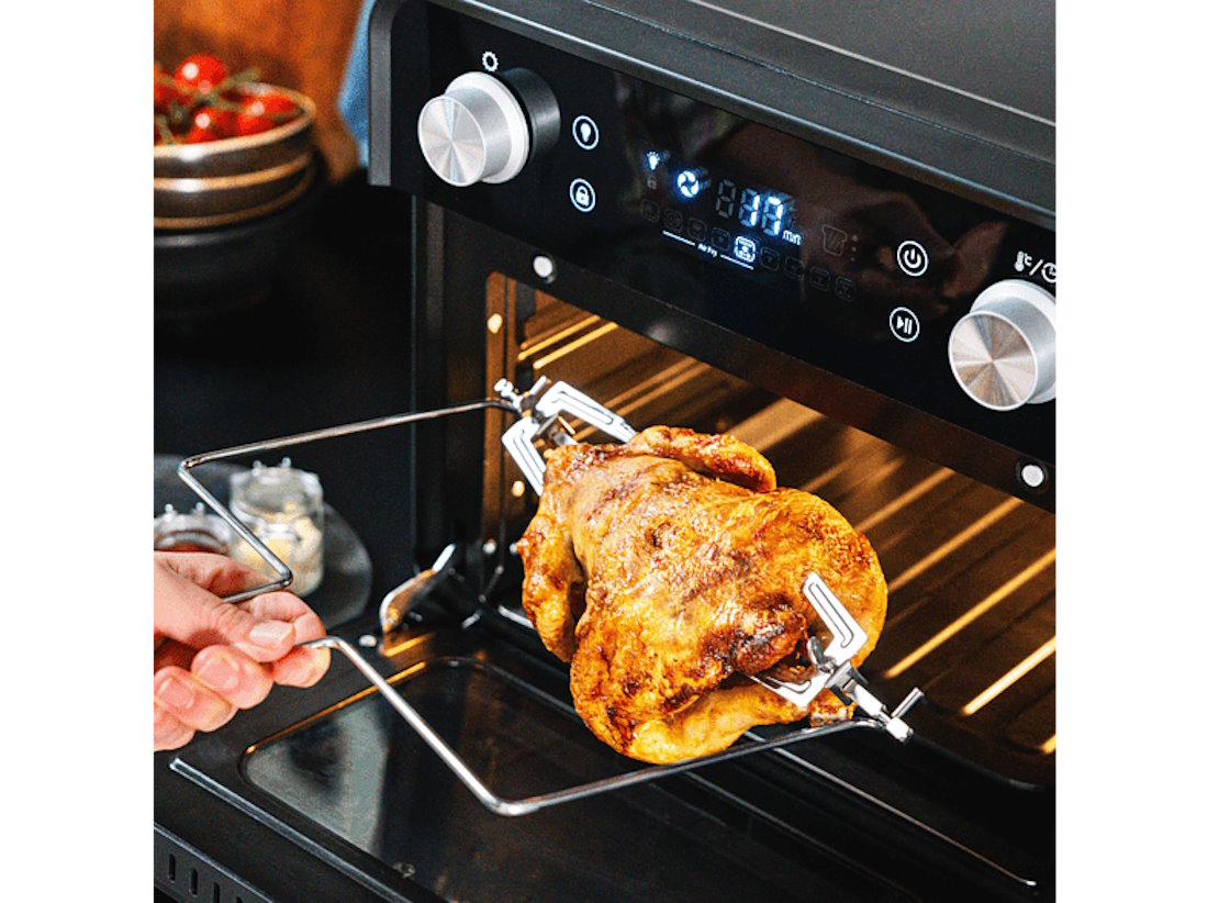 GASTROBACK Design Ofen mit Airfry Funktion in Verwendung Gastroback 42815 Design Ofen Air Fry & Pizza - Grill-Drehspieß für Grillgerichte