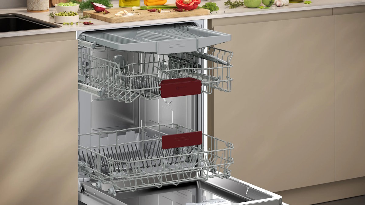Neff S155EVX04E Einbaugeschirrspüler mit geöffneter Tür, Blick auf Flex II Korbsystem und Besteckschublade für 14 Maßgedecke