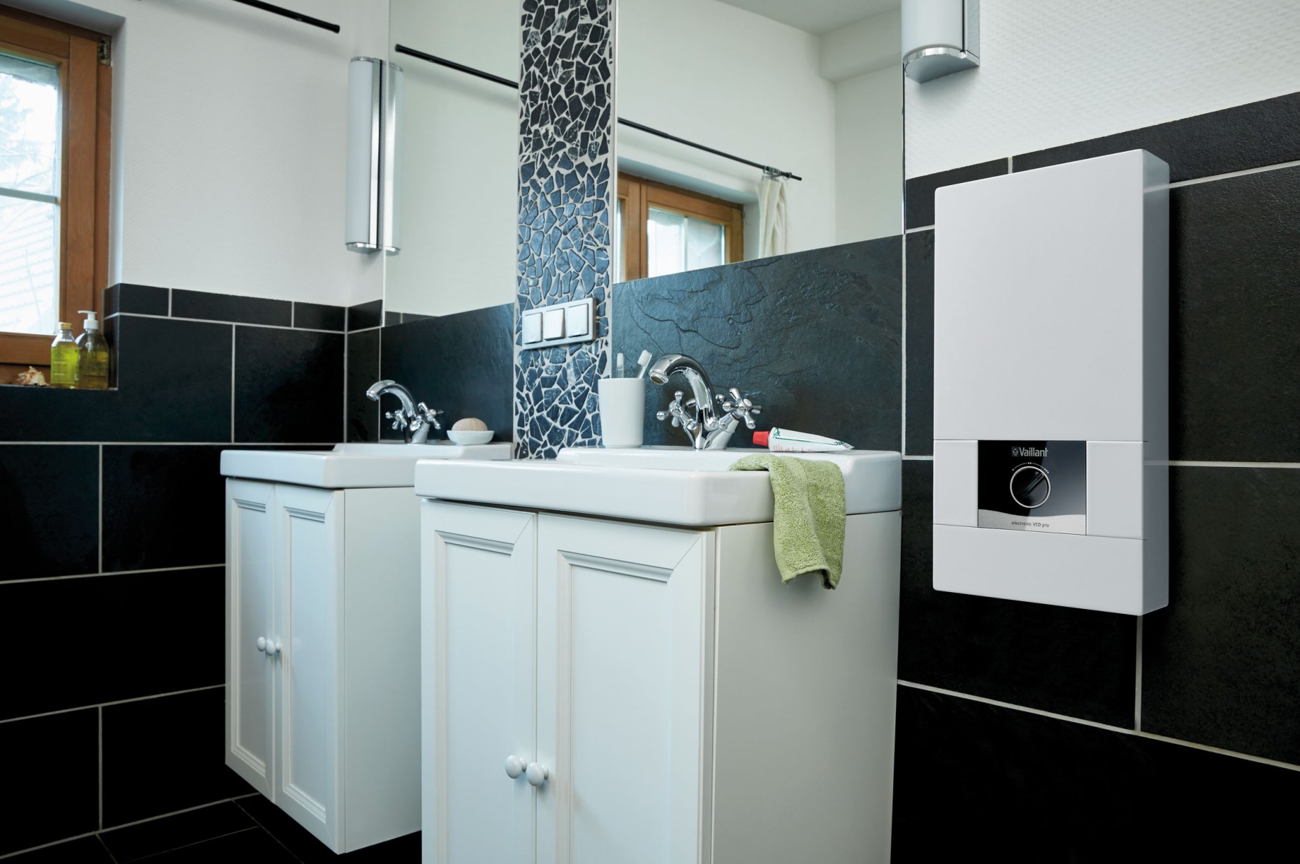 Vaillant VED Kompaktdesign Kompaktes Design des Vaillant VED , Seitenansicht mit Anschlüssen