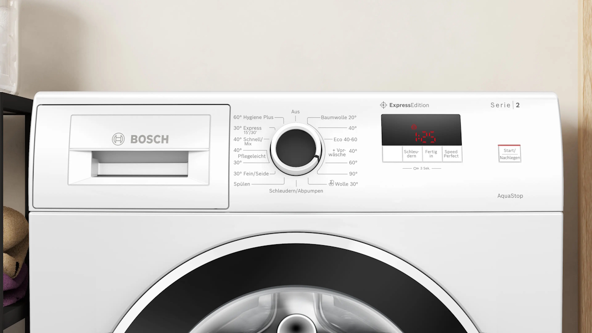 Detailansicht der Bedienblende des Bosch WGE0242H mit TouchControl-Tasten, Programmwähler und LED-Display für Restlaufzeit