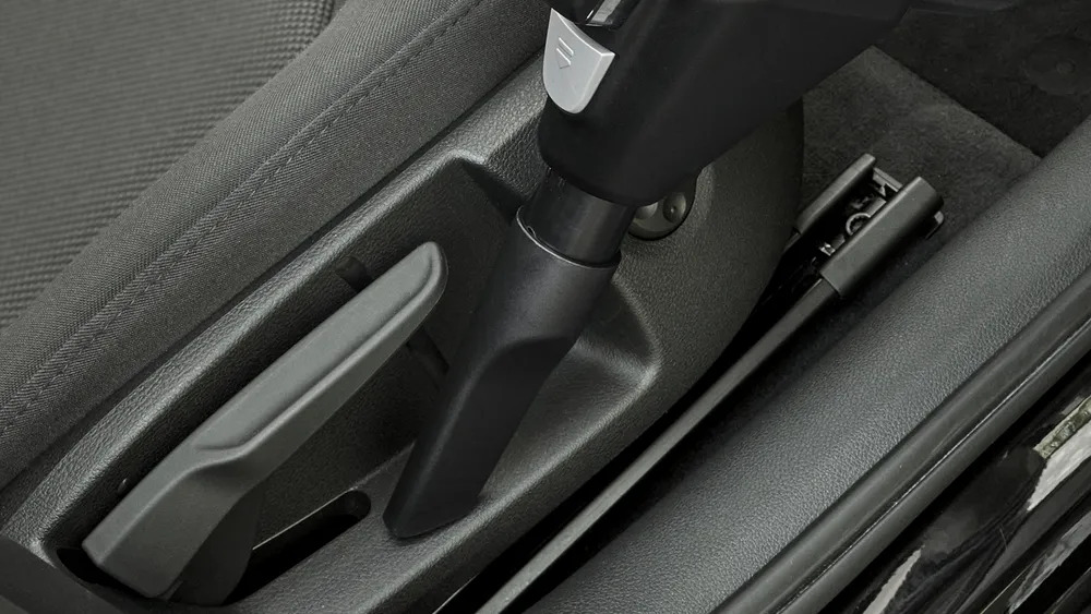 BOSCH BSS711W Akkustaubsauger mit spezieller Düse zur Autoreinigung, entfernt effektiv Staub und Schmutz im Fahrzeuginnenraum.