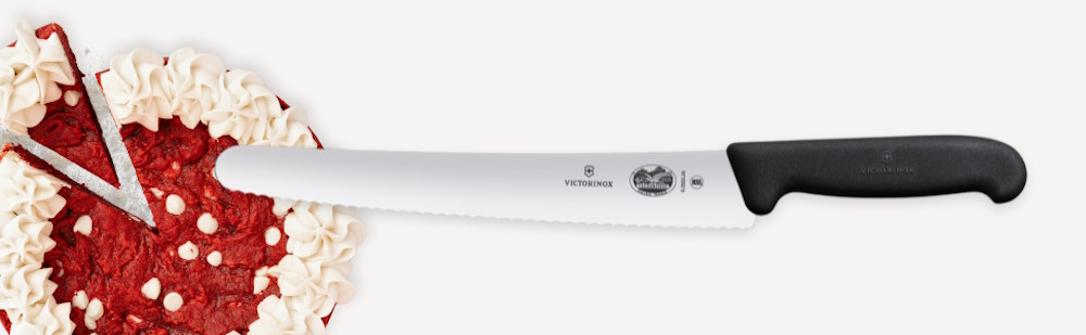 Victorinox Fibrox Messer im Einsatz beim Schneiden einer Torte