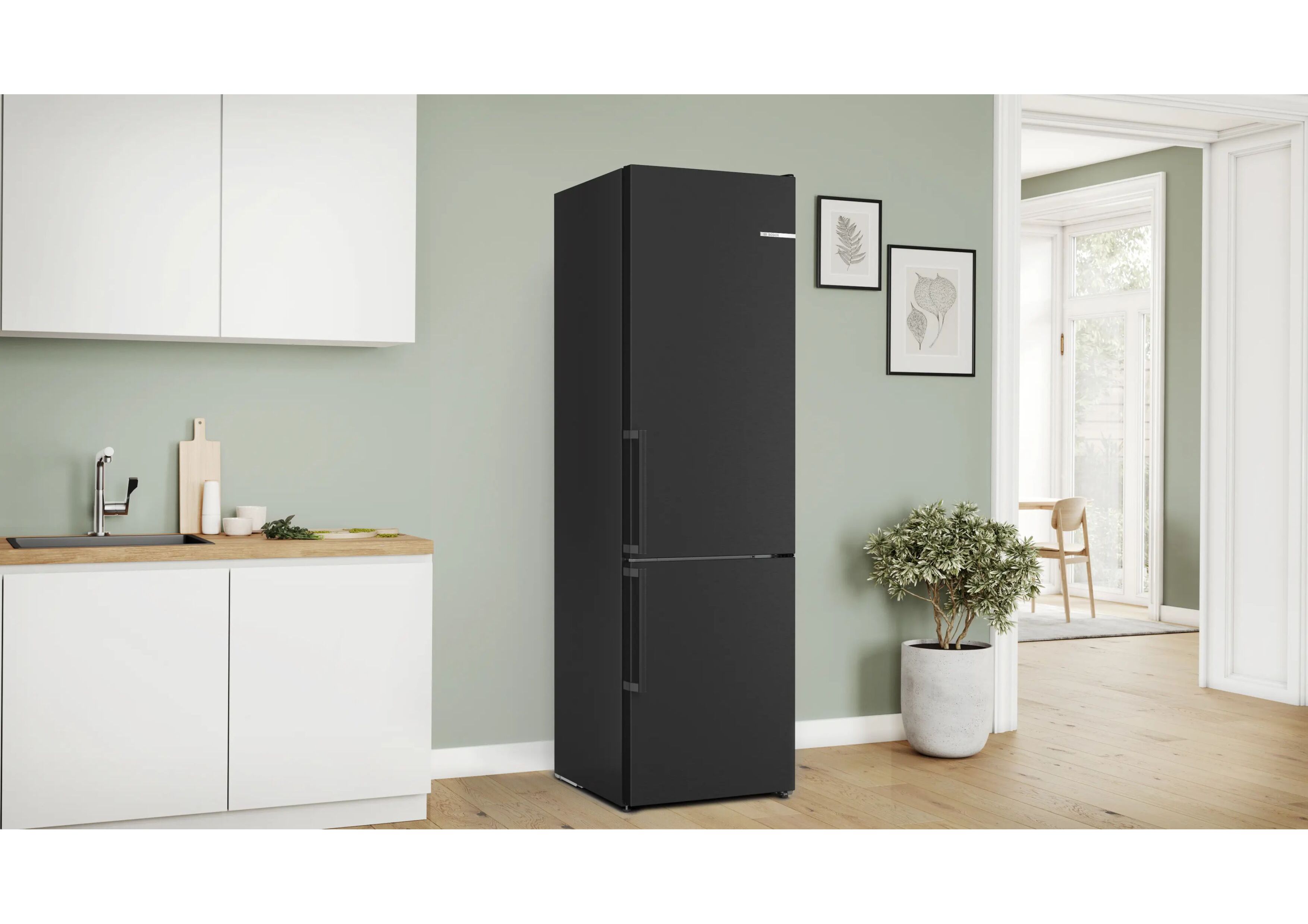 Bosch Kühl-Gefrierkombination stehend in einer modernen hellen Küche