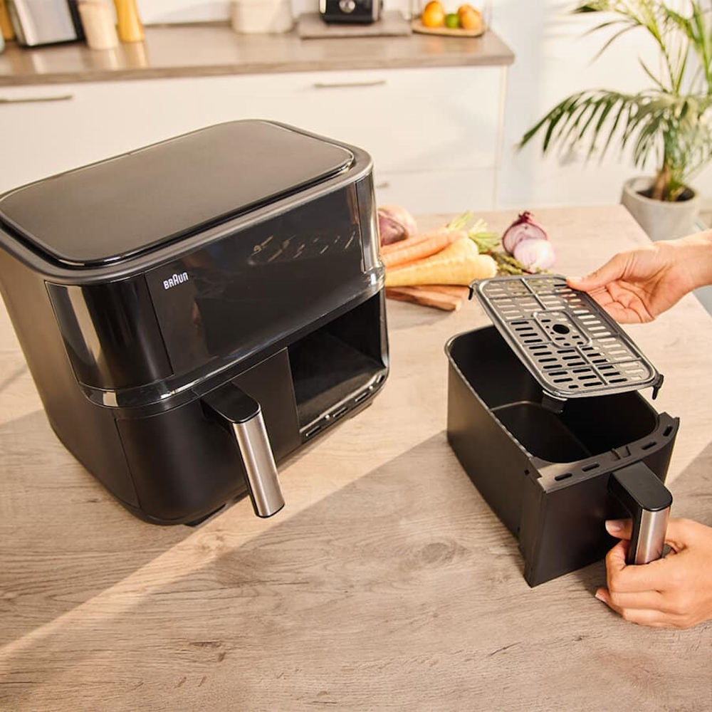 Kompakte Seitenansicht der Heißluftfritteuse zur Darstellung der Gerätetiefe und Bauform.