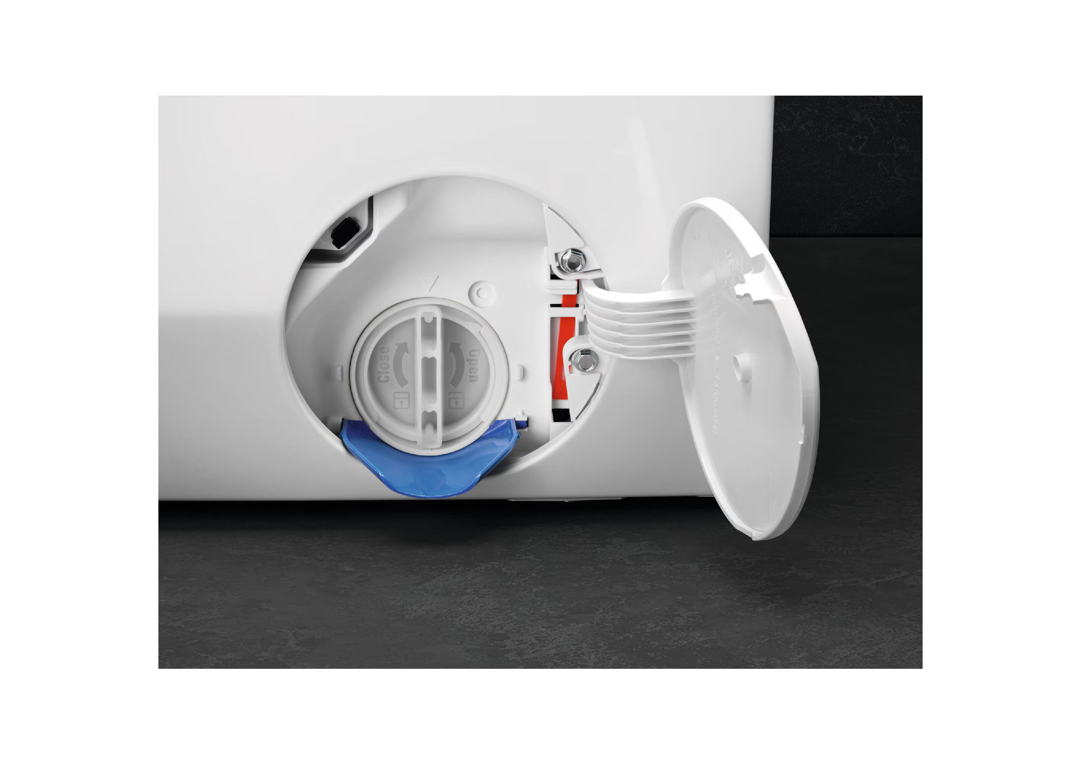 Nahaufnahme des herausgeschraubten Flusensiebs zur regelmäßigen Wartung des Waschtrockners |