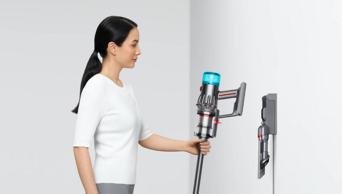 Der DYSON V12 Akku-Staubsauger in der Wandhalterung zur platzsparenden Aufbewahrung und Ladung.