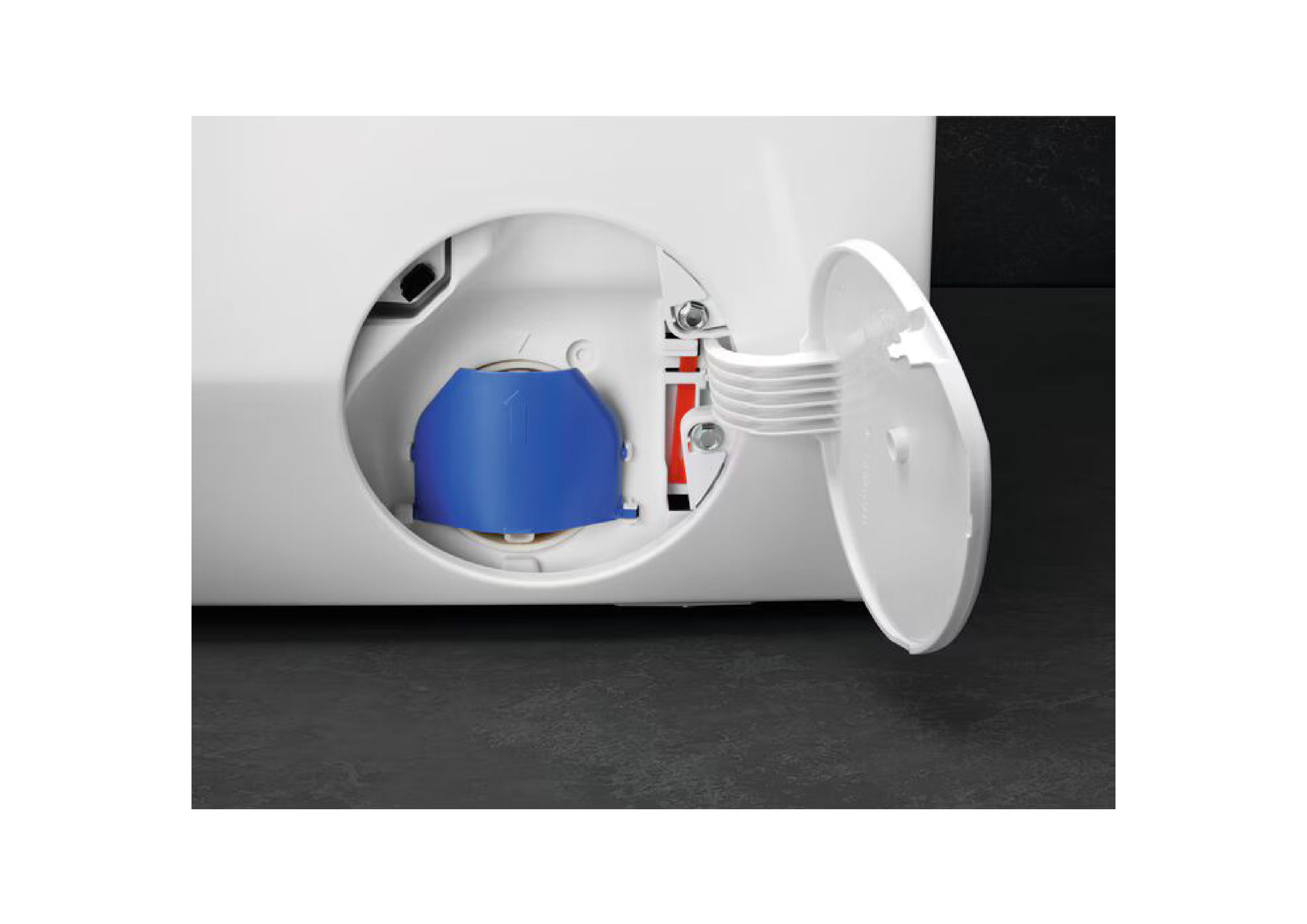 Geöffnete Wartungsklappe für das Flusensieb an der Vorderseite der Waschmaschine