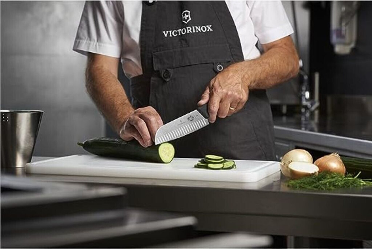 Scharfe Klinge mit Kullenschliff Victorinox Fibrox Santokumesser, 17 cm Klinge, Kullen, ergonomischer Griff