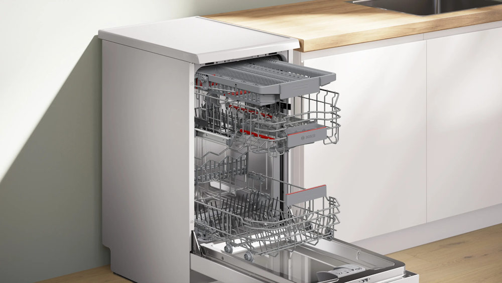 Bosch SPS4EMW02D mit geöffneter Tür, oberer und unterer Geschirrkorb beladen, in Küchenumgebung