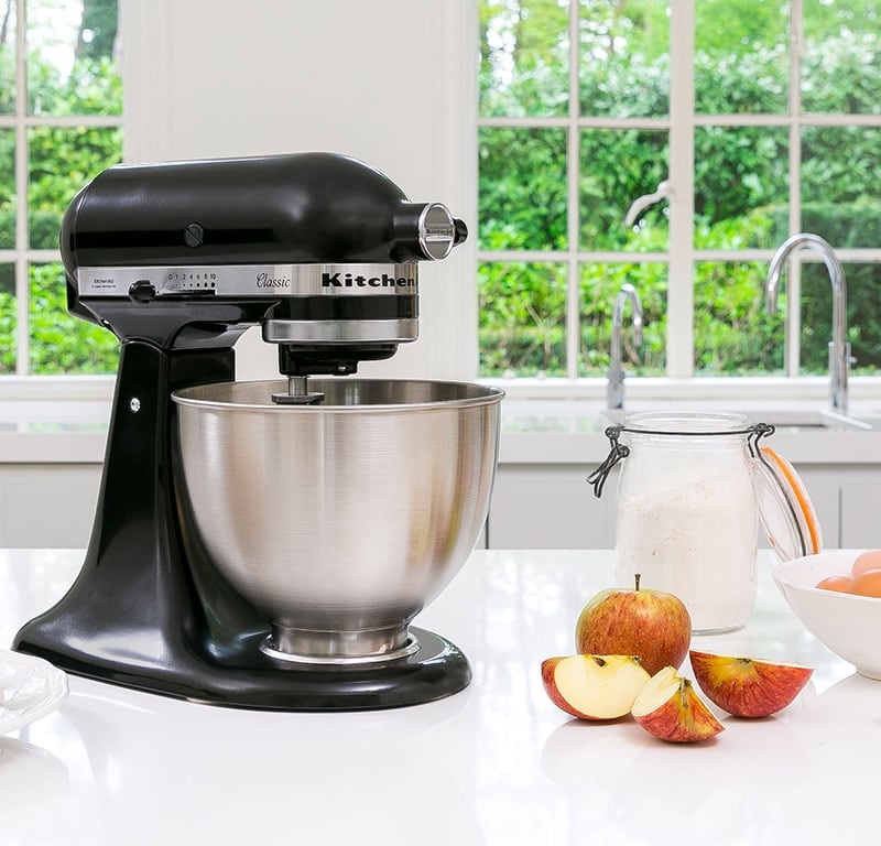 KitchenAid Classic 5K45SSEOB beim Zubereiten von Teig und Zutaten