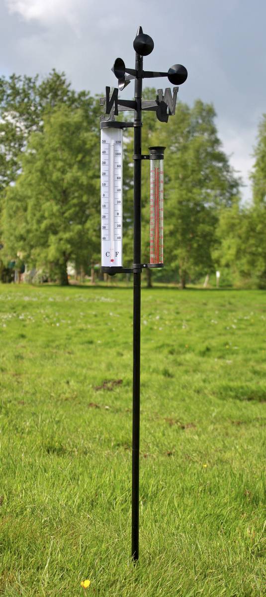 Westfalia analoge Wetterstation – installiert im Garten, mit Wetterfahne und Thermometer sichtbar.