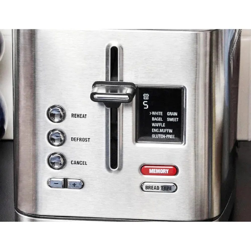 Nahaufnahme des Bedienfelds mit Digital-Display, das die 7 Brotsorten-Programme (z.B. Bagel, Gluten-Free) und die Tasten REHEAT und DEFROST zeigt.
