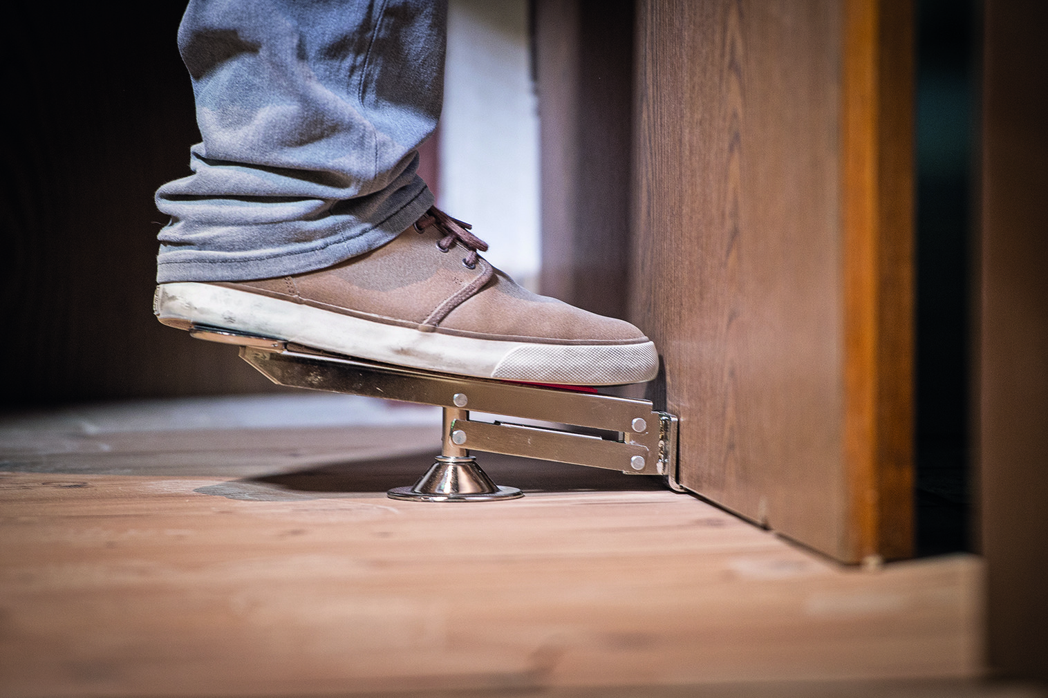 Müheloses Anheben per Fuß Technic Tür- und Plattenheber in Benutzung